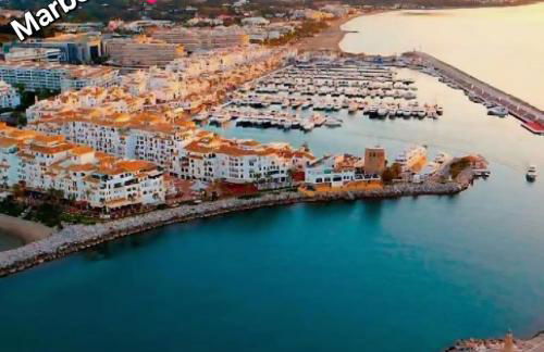 Luxury beachfront apartment with pool, sauna, fitness and gym in province Malaga, Andalusia - Photo 50