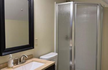 Woodlawn Lakeside Retreat - 2 BR Waterfront Cabin - Foto 14