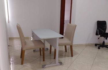 Dois quartos Cozinha completa Wi Fi Self check in com senha Central e perto de tudo a 4,4Km da Rodoviária e 15,4 km do Aeroporto Apartamento 301 - Foto 6