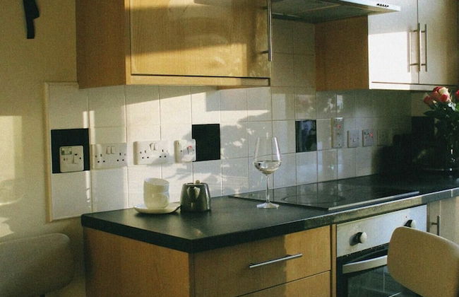 London Gem - Chic Apartment Retreat - Photo 6