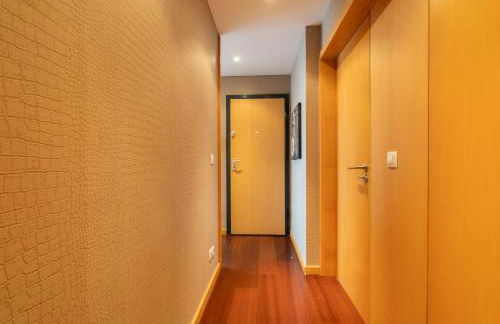 Modern Flat with Balcony & Garage by HostWise - Foto 32