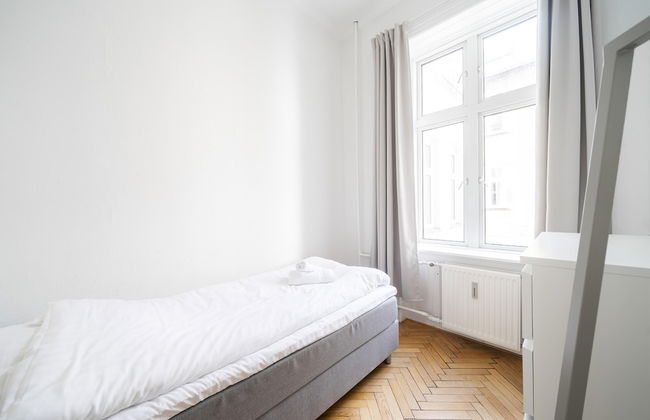 Fantastic 3-bed With French Balcony and Lake-views - Foto 6