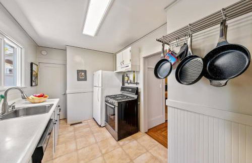 Refined and Roomy 1BD House with Laundry - Foto 27