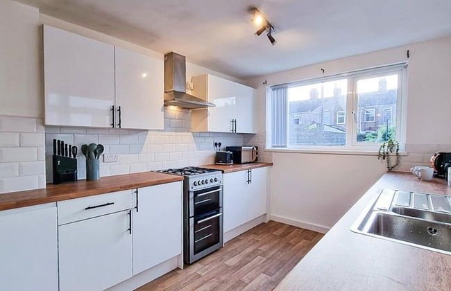 White Cozy House With Pool Table Game Room - Photo 4