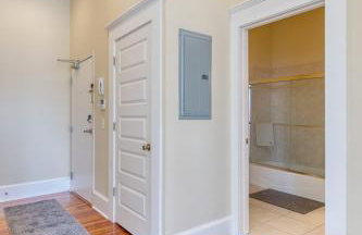 Open & Bright - 5 min drive to TIAA Bank field - Photo 12