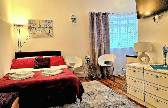 Seaside Bliss Apartment for Style and Comfort - Photo 4