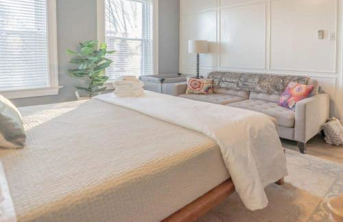 2BR with Workspaces & Deck ABODEbucks - Foto 10