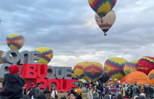 Private Gated Garden Suite in Historic Home, walk to UNM Football and Basketball, UNM and Pres Hospitals - Foto 24