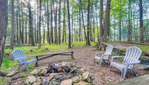 Explore the Poconos! Cozy Creekside Cabin with Patio - Foto 3