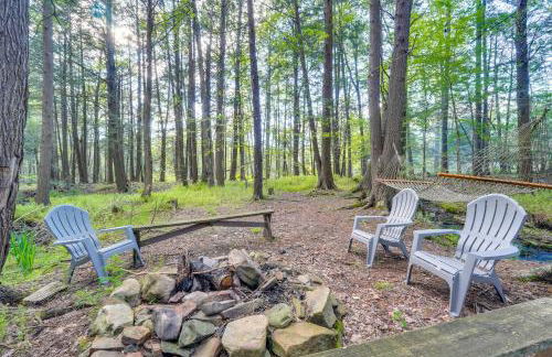 Explore the Poconos! Cozy Creekside Cabin with Patio - Foto 3