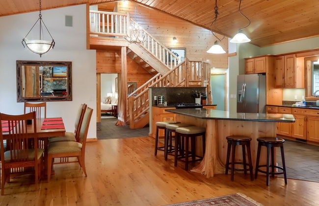 Boardman Monarch Upscale River Lodge HOT Tub! - Foto 6