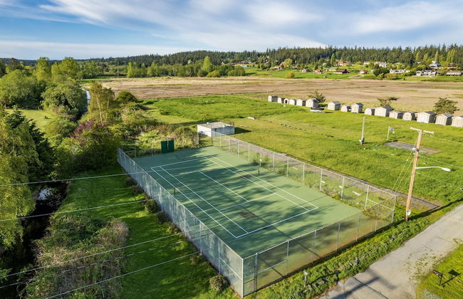 Coastal Chic Beach Condo by Avantstay Balcony - Photo 24