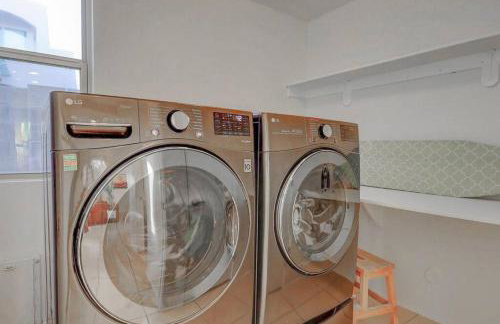 Epic 6BR with Pool, Spa and Fire Pit - Walk to Trails - Foto 44