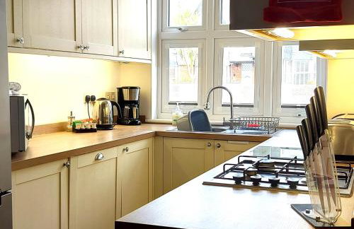 Meadow View Apartments are 2 and 3 bedroomed with private parking - Foto 88