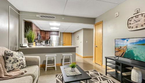 HUGE 2BR Apt Next to Wells Fargo -FREEParking! - Foto 2