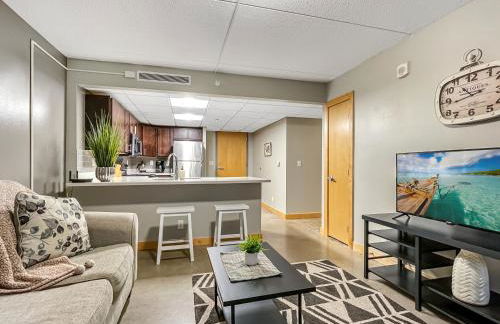 HUGE 2BR Apt Next to Wells Fargo -FREEParking! - Foto 2