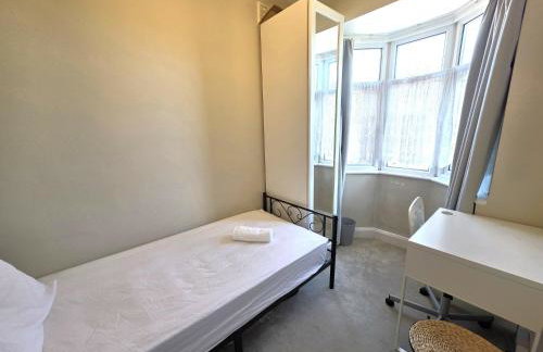 Modern Chic 3-Bed Retreat in Chadwell Heath - Foto 7