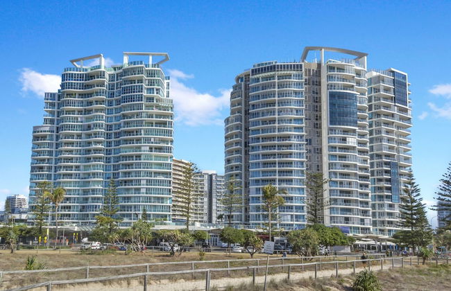 Reflection Tower Two - Foto 1