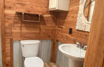 Rooftop Container Home Hot Tub Fire Pit Quiet Country Nights Sleeps 2 guests 20 minutes from Bogue Chitto State Park - Foto 11