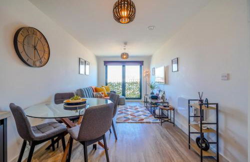 Stylish City Apartment with Juliette Balcony, Retro Games & Fast WiFi - Foto 1