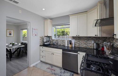 Pasadena Charming Vacation Home with Hot Jacuzzi - Photo 34