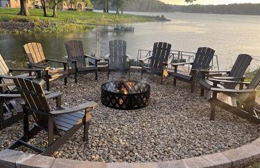 Waterfront 3BR Loft w Dock on Lake of Egypt - Foto 2