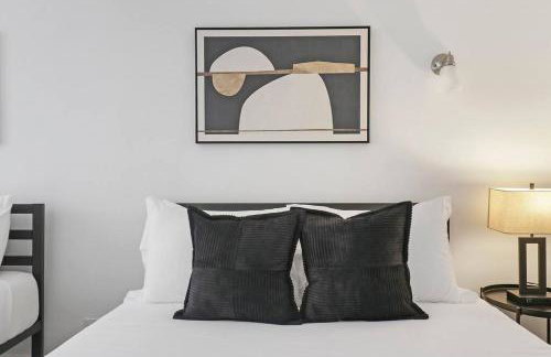 Sleek 1-Bedroom Apt in Chicago - East Park Tower 0610 rep - Photo 13