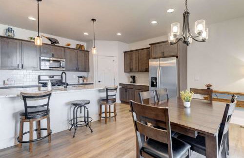 Scenic Modern Home with Private Patio & Fireplace - Foto 15