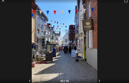 THE HIDEAWAY - LUXURY SELF CATERING COASTAL APARTMENT with PRIVATE ENTRANCE & KEY BOX ENTRY JUST A FEW MINUTES WALK TO THE BEACH, SOLENT WAY WALK, SHOPS and many EATERIES & BARS - FREE OFF ROAD PARKING,FULL KITCHEN, LOUNGE,BEDROOM , BATHROOM & WI-FI - Foto 10