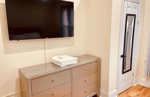 OoohLaLa! 2 Beds and 2 Full Baths w/Free Parking - Foto 16