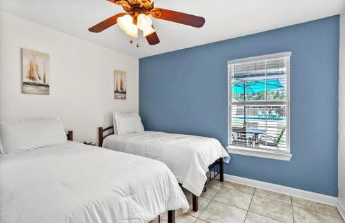 Endless Summer Retreat with Private Pool near Beach - Foto 26