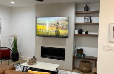 Downtown New 3 Story Sleeps 14 - Foto 1