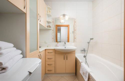 National Stadium Spacious Apartment by BookingHost - Foto 9