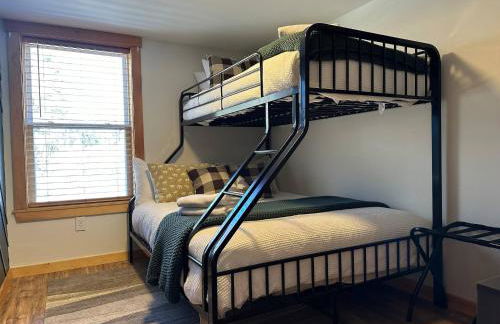 The Chalet - Spacious 7 bedroom near Sugarloaf, on Snowmobile and UTV trails, Hiking, Golf and Flagstaff Lake across the street - Foto 41