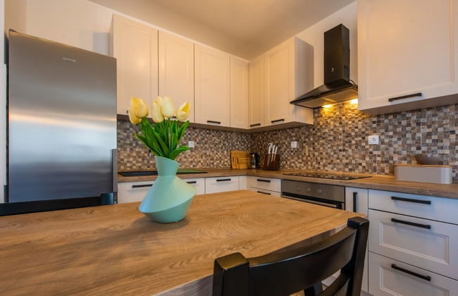 Charming and Tranquil Kastel Gomilica Apartment With Balcony and Patio - Foto 27