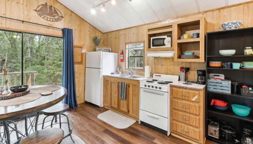 Cabin 10~ Cozy Toronto Lake Cabin ~ Walk To The Water 1 Bedroom Cabin by RedAwning - Foto 3