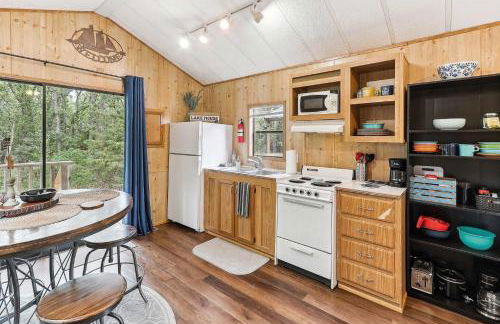 Cabin 10~ Cozy Toronto Lake Cabin ~ Walk To The Water 1 Bedroom Cabin by RedAwning - Foto 3