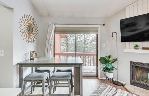 Cozy Angel Fire Condo - Walk to Ski Lift! - Foto 6