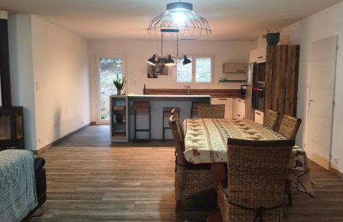 Grande villa 2 chambre ,salle de bain, grand séjour avec cuisine équipée et salle a manger, une grande terrasse de 40m2 donnant sur un grand jardin avec un parking en gravier de 500m2 - Foto 1