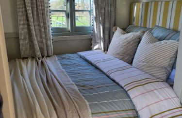 Sunrise Shepherd's Hut - Photo 14