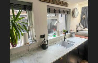 Spacious House In Guildford - Photo 4