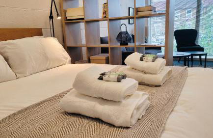 Sunny and spacious studio near the station - Photo 5