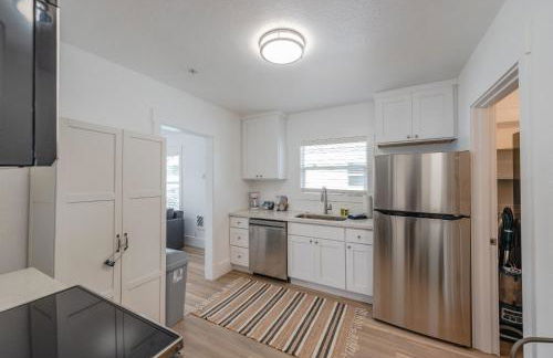 #StayinMyDistrict Coos Bay Goldfinch Cottage - Foto 8