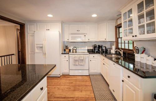 Master Bedroom with bath in a beautiful home - Foto 15