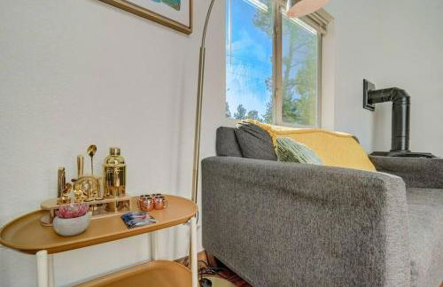 Rustic cabin charm w/ hot tub, arcade basketball - Foto 51