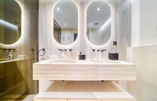 Luxe and Modern Duplex in Difc - Photo 70