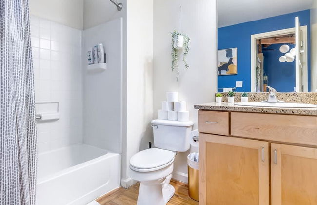 100 Year-old Historic Brick 2BR Loft Large Patio2 - Foto 59