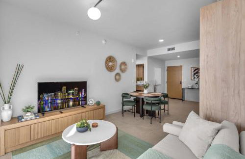 Modern Chic 1BR Downtown with Rooftop Pool & Views - Foto 14