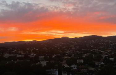 Cannes Marina Résidence Le Surcouf - Studio de 28m2 au 10ème étage avec piscine, terrasse, parking, vue montagne et port : Mandelieu-La Napoule - Foto 17