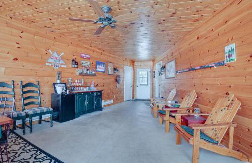 Lakefront Tomahawk Getaway with Deck and 2 Fireplaces! - Foto 26